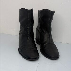 R & Renzi  Italian leather Heiden heel ankle booties. Size 37